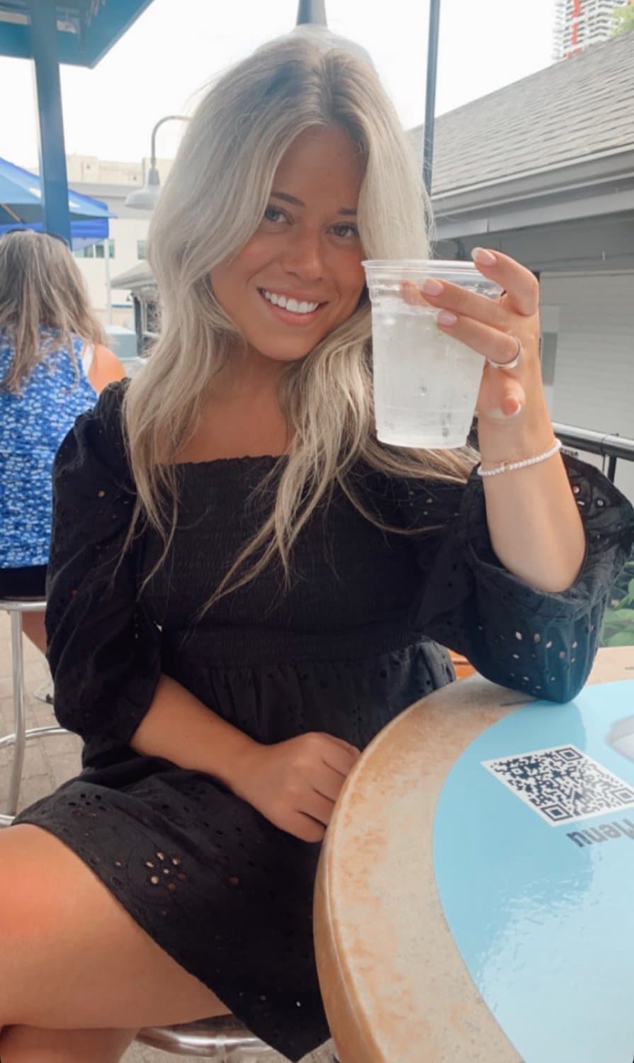 Drunk snowbunny whore needs another pearl necklace & one on her feet. Jizz necklaces