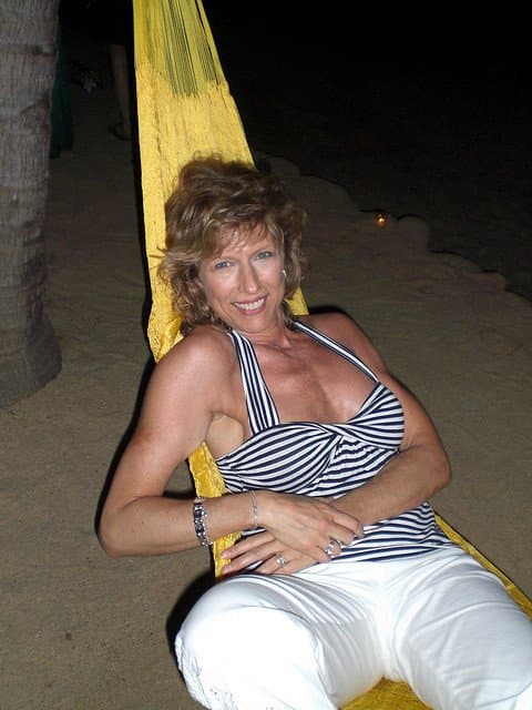 Gorgeous GILF Mary shows off her banging body