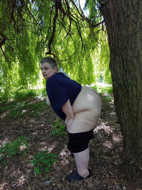Fatty SSBBW flashes ass and belly in public park