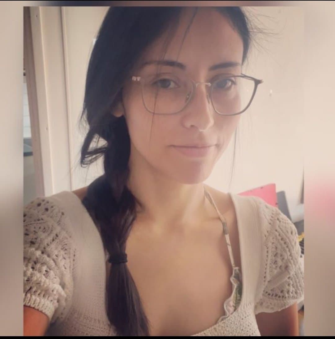 33 yr old Chilean Isabel