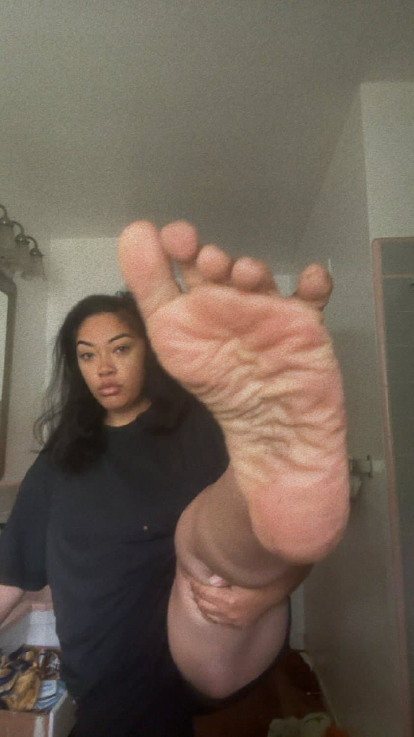 Pretty Polynesian feet