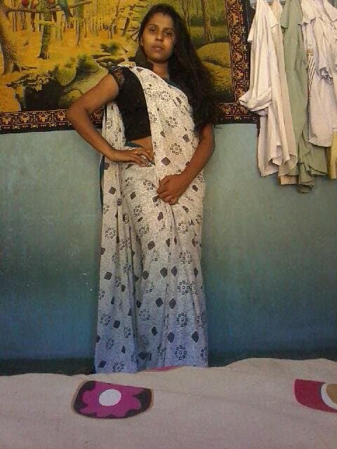 Sri Lankan sexy girl loves to show her sexy body