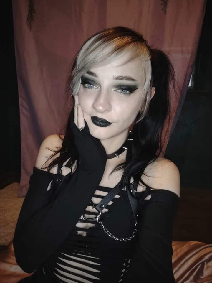 Click to view full size Alt Girl Dreaming