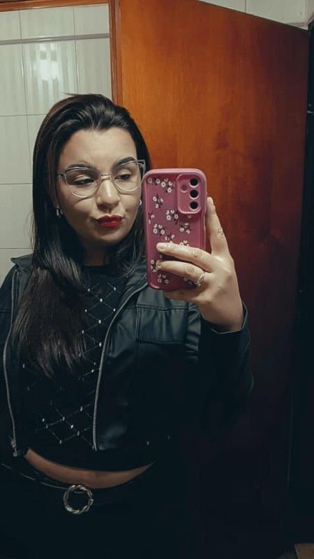 Chica de buen culo jugando con su desodorate lo usa como dildo  aya qe caliente