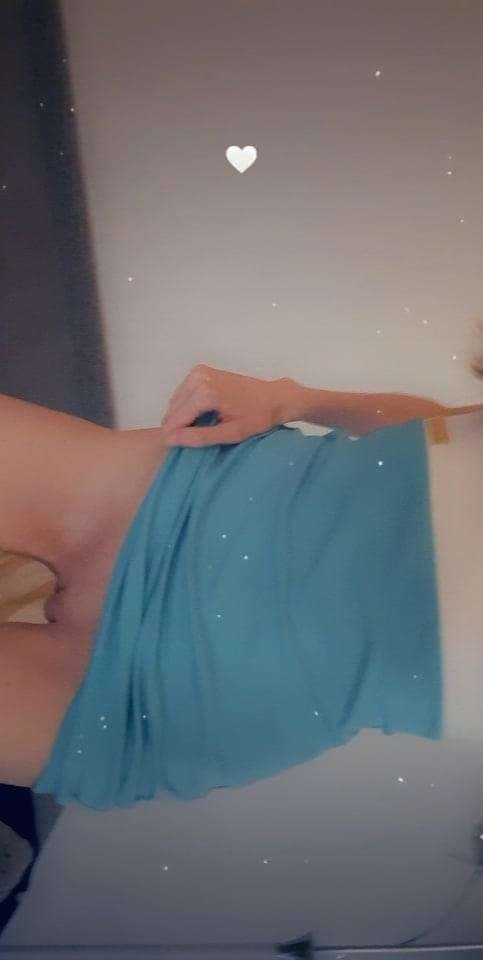 Amateur brunette records her naughty alone time