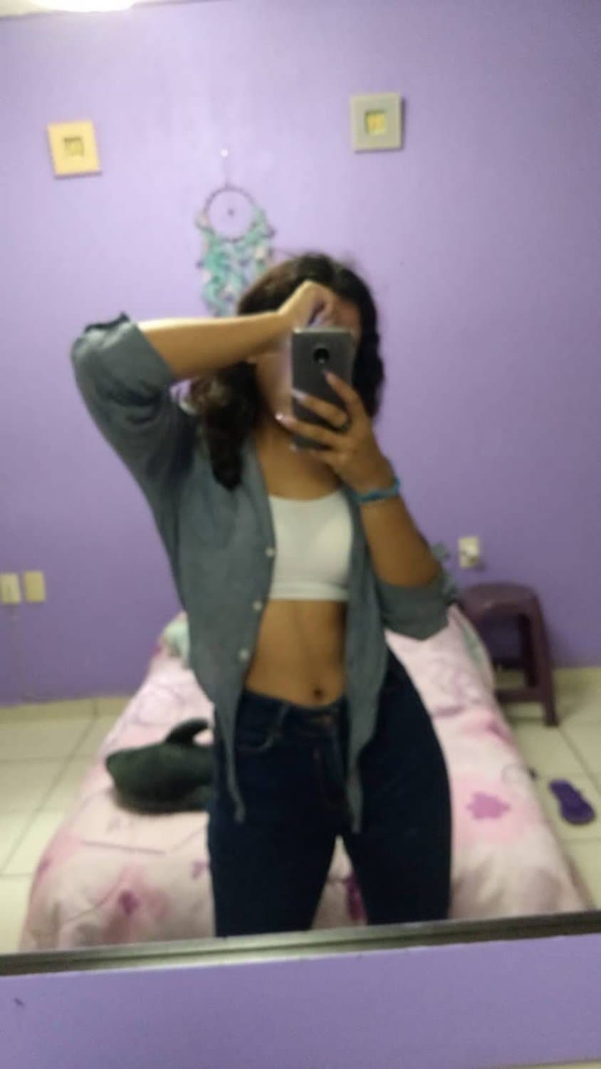 Mejor amiga de mi novia me envía nudes y videos.