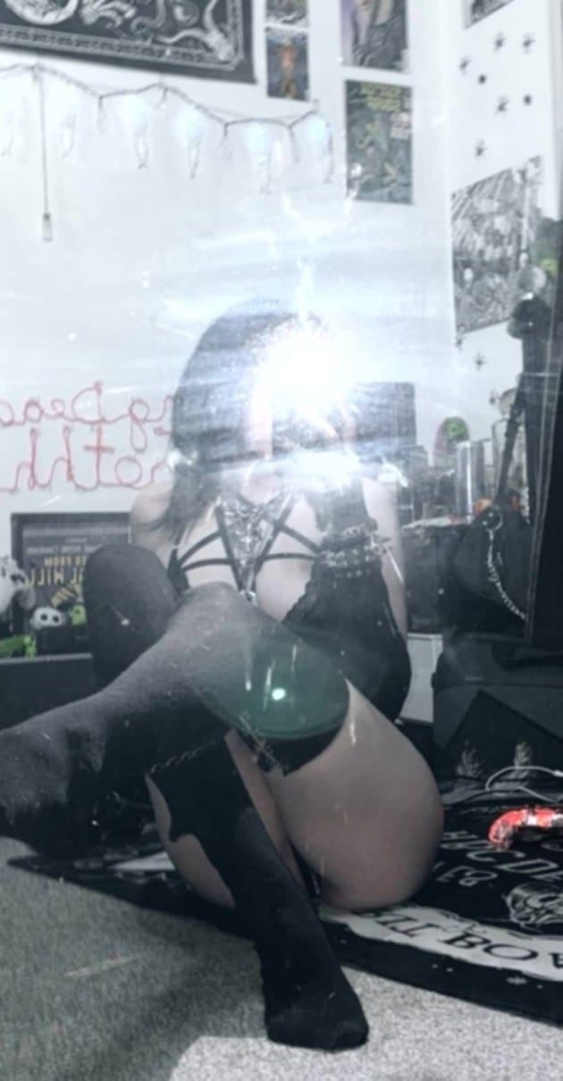 Here to welcome you with open legs