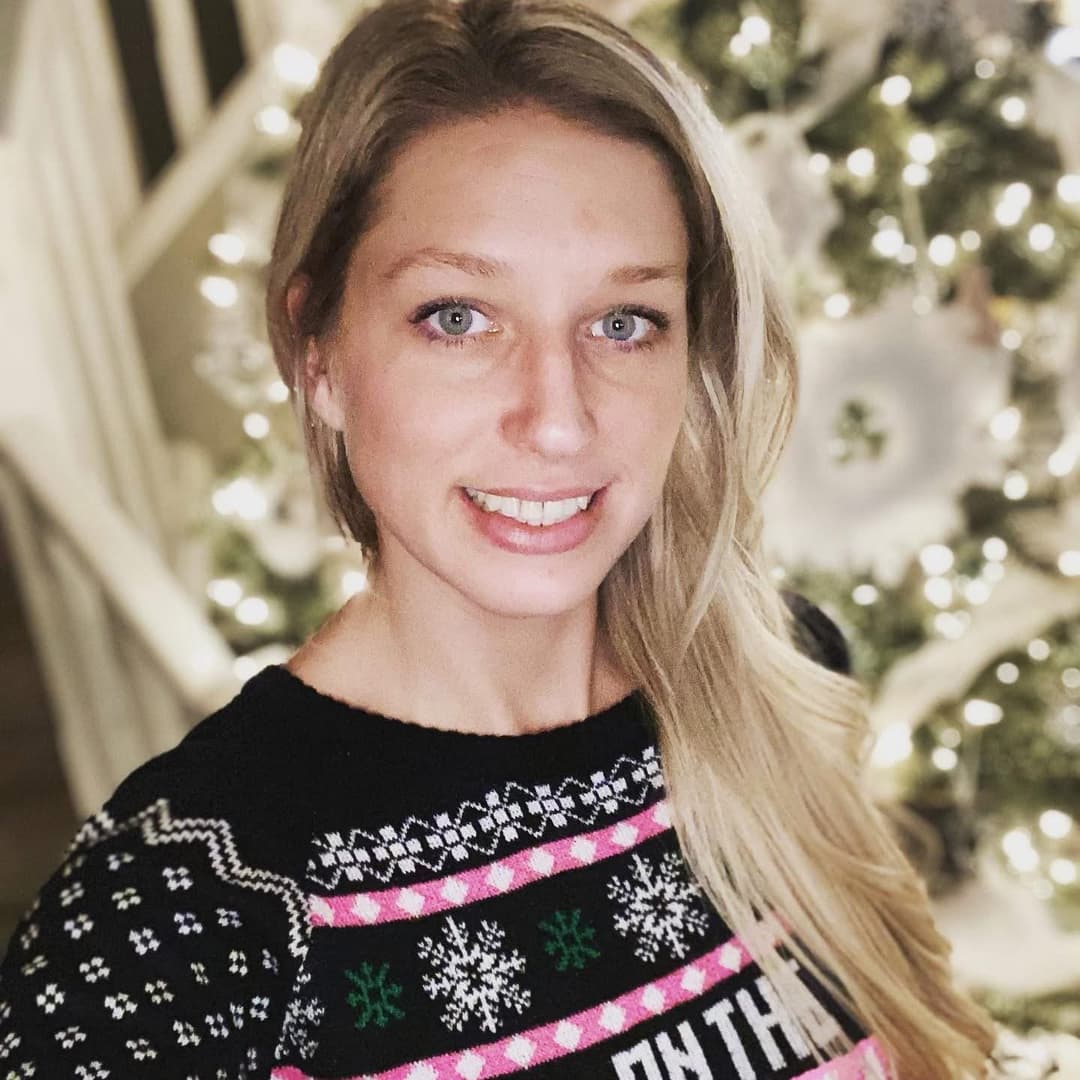 Kristin takes a break from waitressing to flash her nice titties & ass for the camera