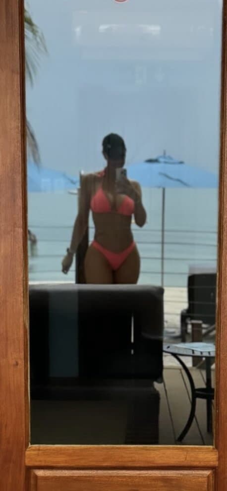 Click to view full size TikTok milf Robyn fields