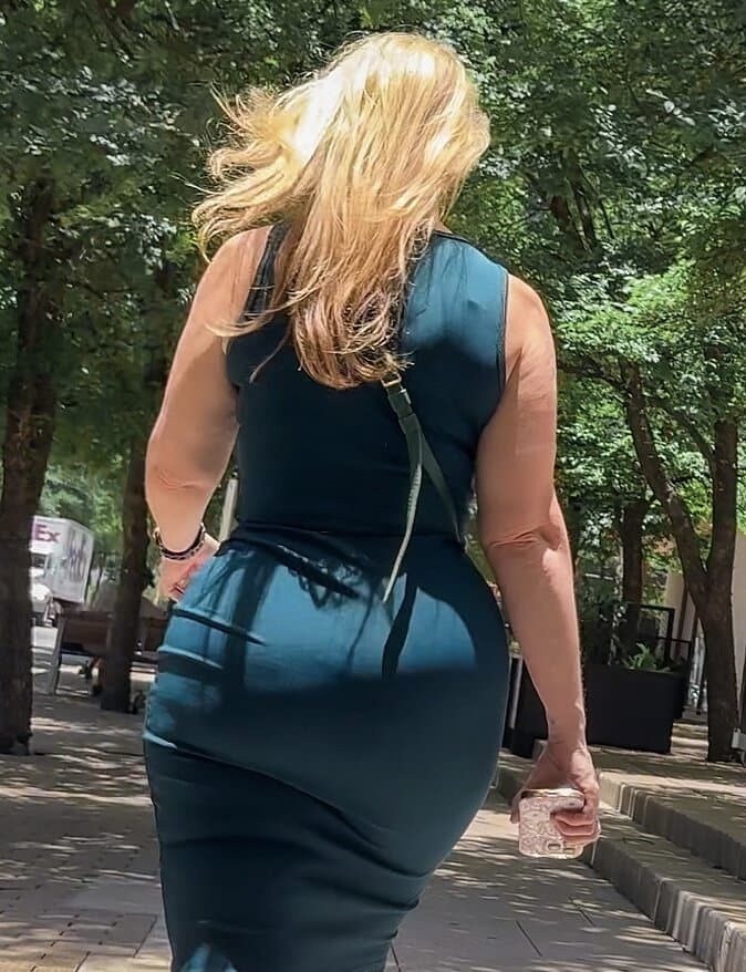 ran across this hourglass shaped blonde milf with insane curves