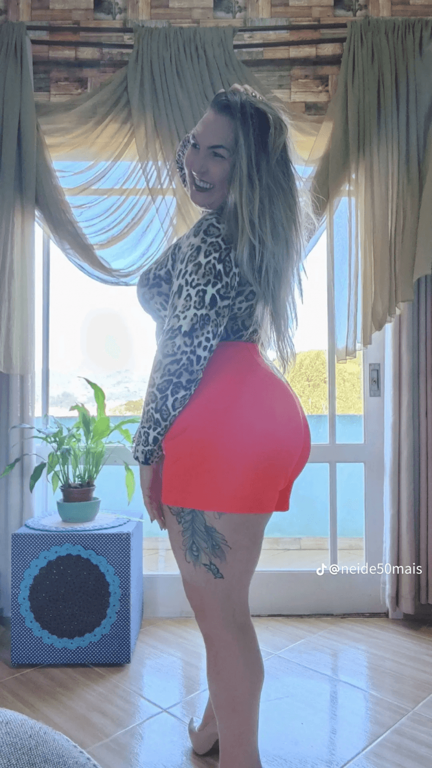 O pau ficou pulsando de duro pra essa coroa.