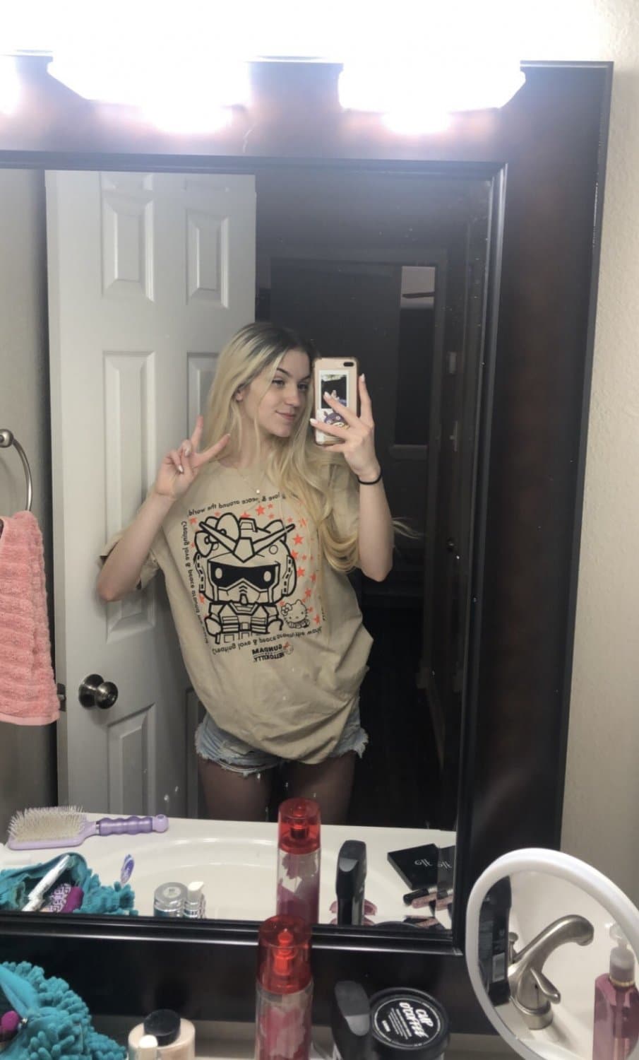 Click to view full size Looks like she’d suck you off while playing minecraft