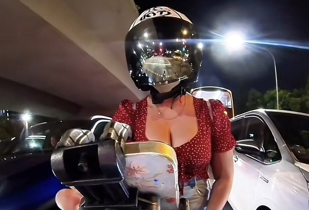 Minah motor tetek besar SG