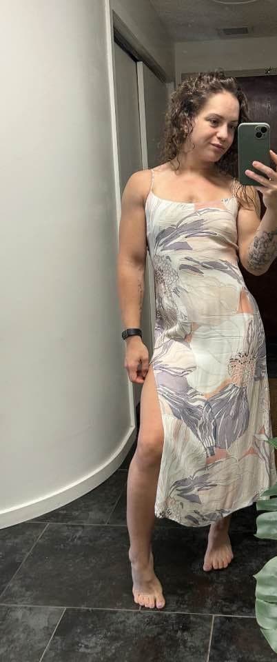 Sexy KIK slut shows off her fit body