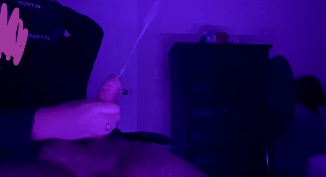 Big Dick Latino Busting a Fat Nut ?