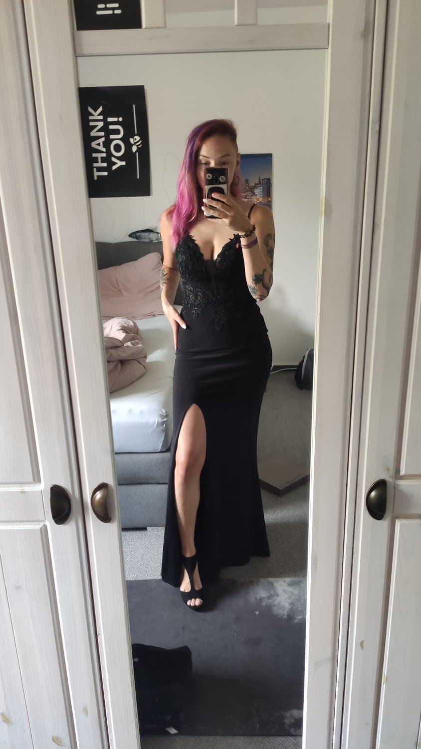 Web slut Julia showing off