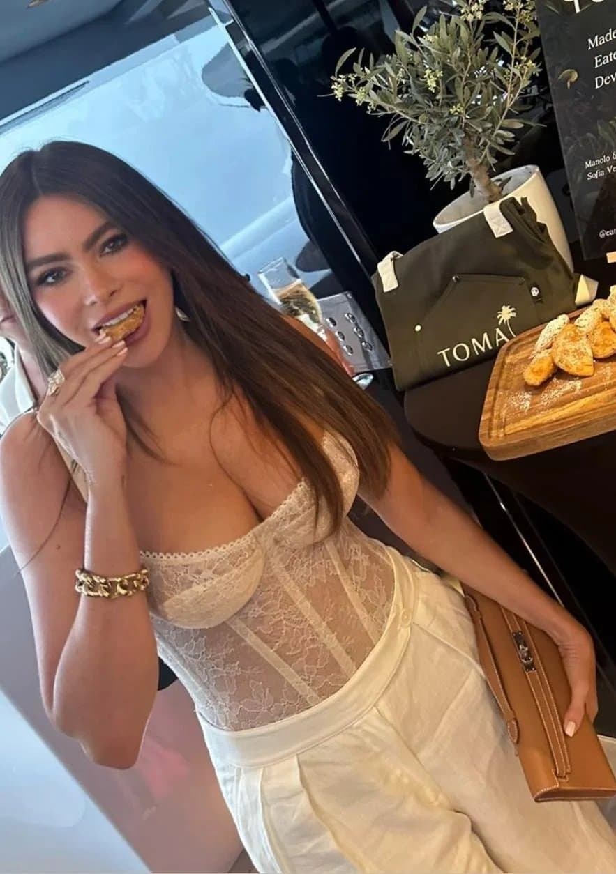 Sofia has a slutty lil fat dump truck and is a total size queen! Goon for this dumb little goonet