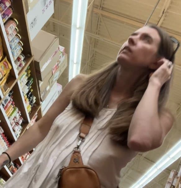 Click to view full size Bitch with no bra and big floppy tits at the store creep shots