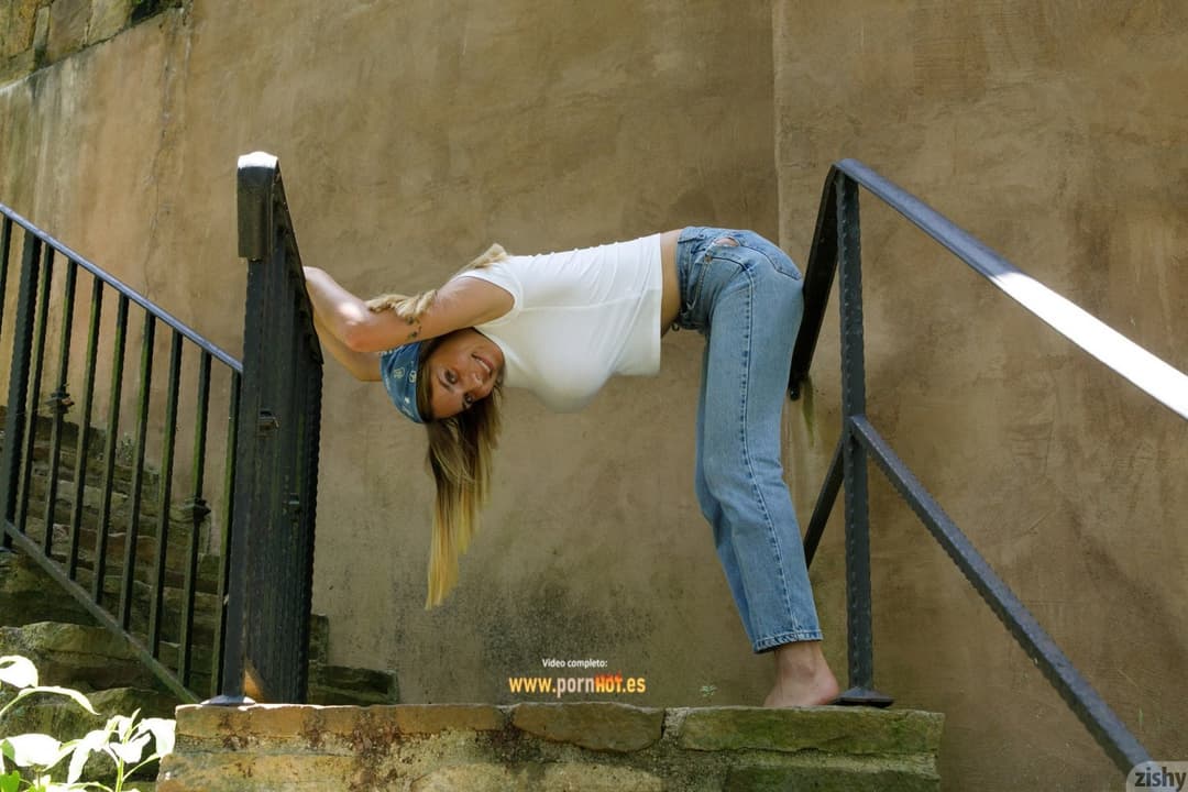 Hermosa gabbie en un tour por su casa de campo