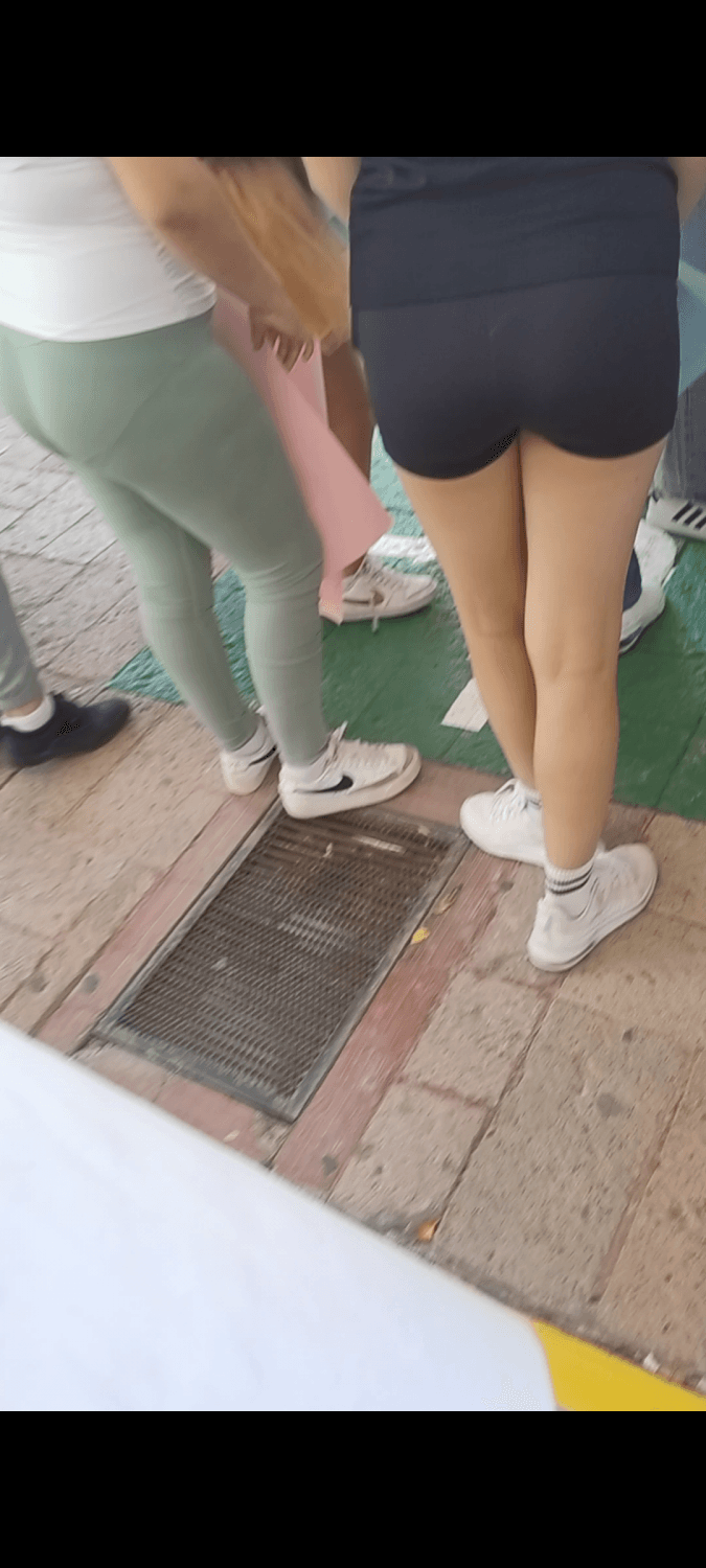 Espió hermosos culos grandotes de estudiantes qlonas que se les marca las nalgas ?