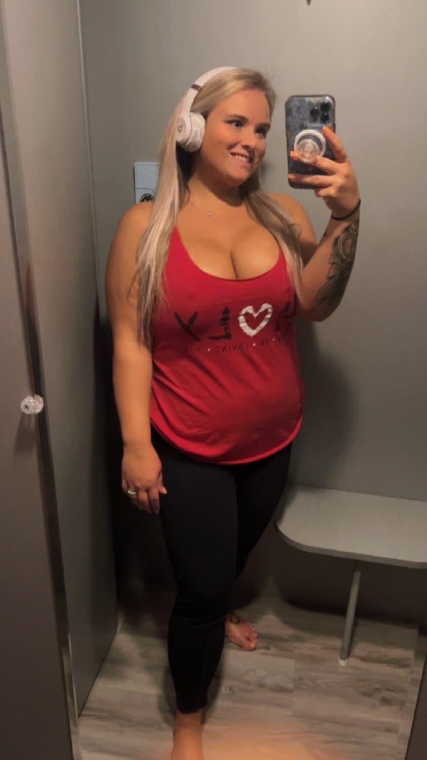 Big fake boob blonde after chest day