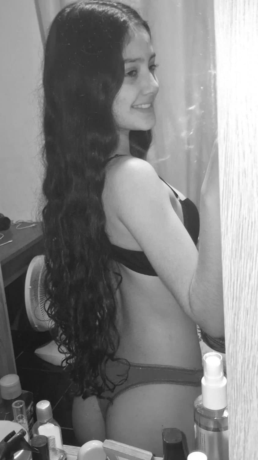 Ela se exibiu no espelho como se fosse só sua?/ comentem oque faria com ela ?