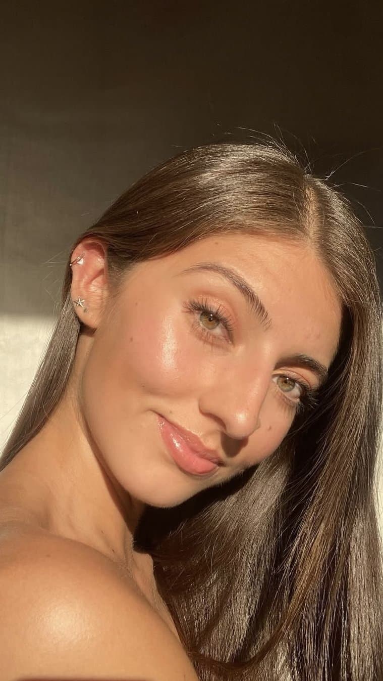 Pendeja puta chupando con corrida en la boca