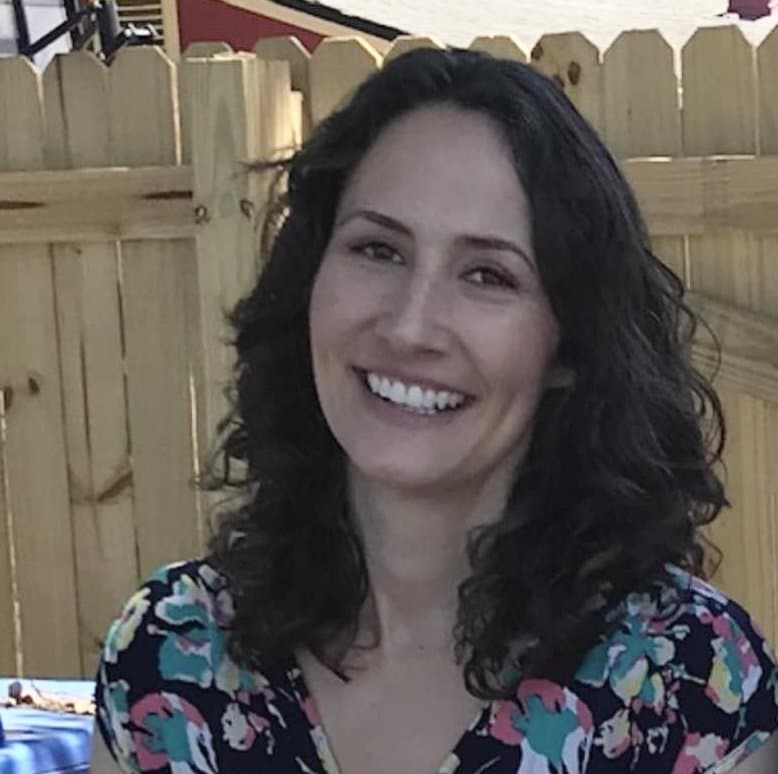 Art enthusiast Amanda makes some visual “art” by getting naked & fingering herself on the bus