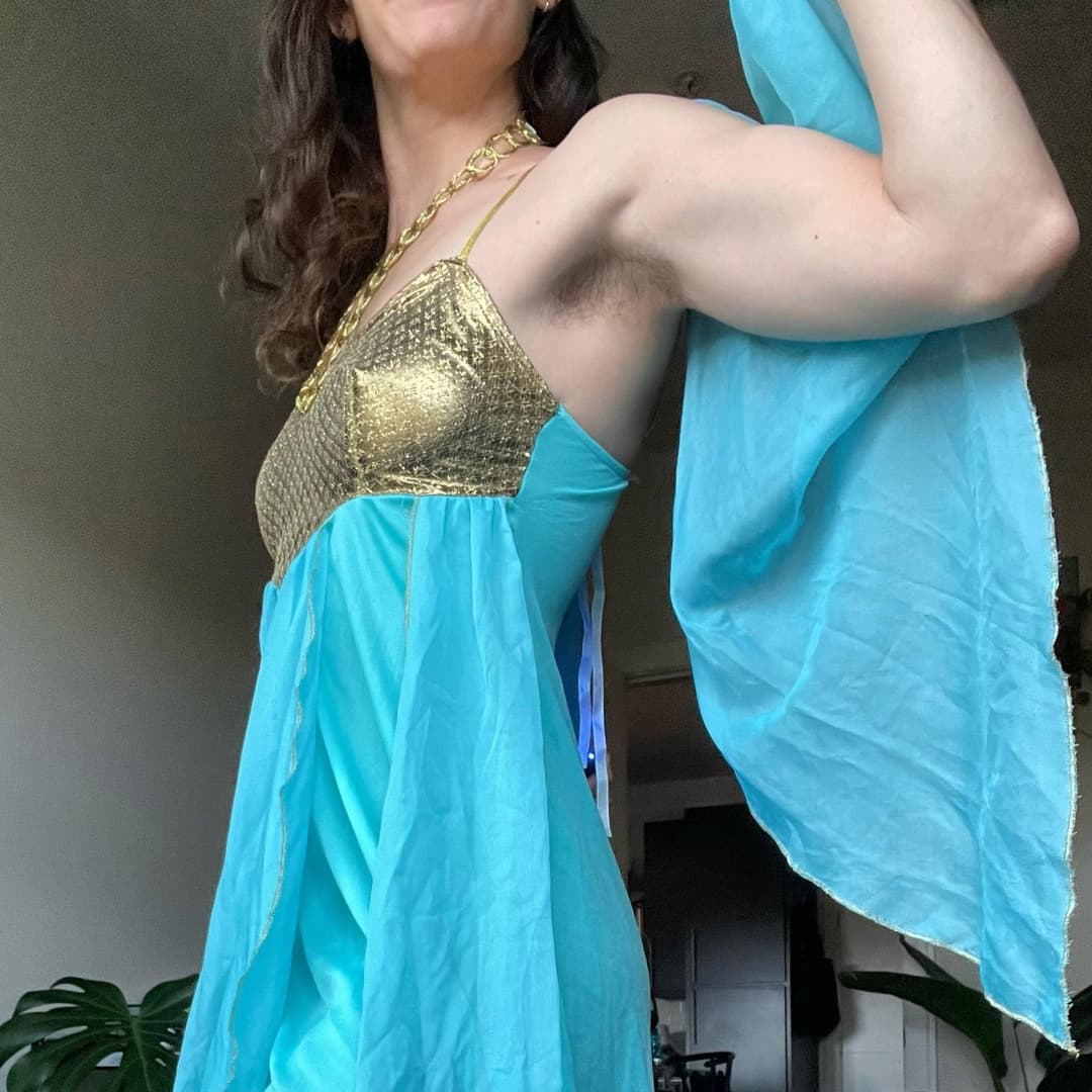 sweaty hairy armpits chic