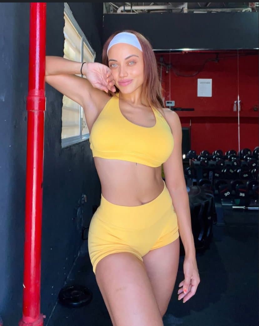 “MI NOVIA” A mi novia, le gustan los desnudos, ¿qué opinas de ella?