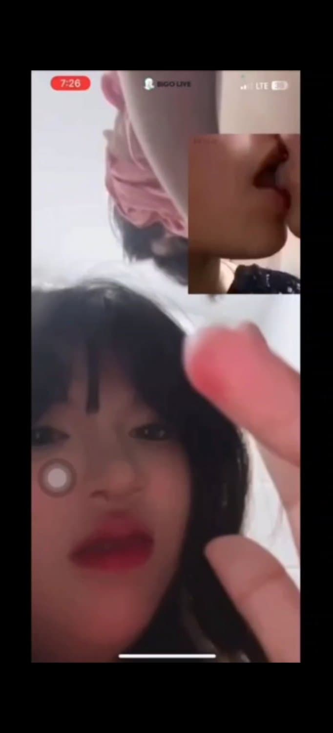 ?? Bek tleay srey khmer 2 neak rok kduy knea tam video call oy bros mer. Mean neak skol te?