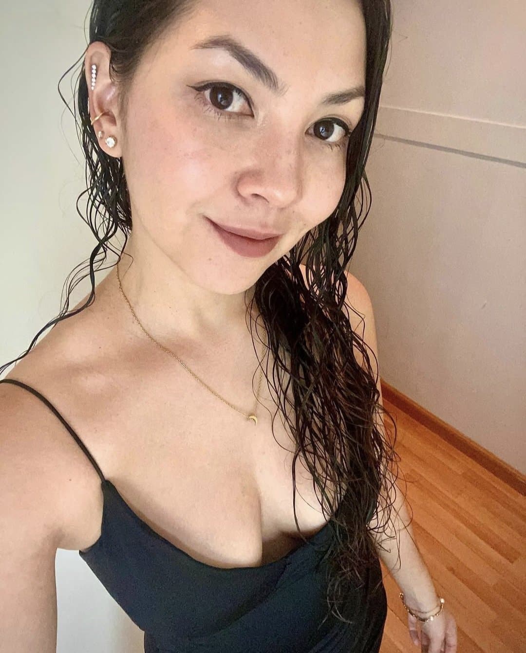 Hot Asian-latina with big boobs and amazing legs. Enjoy!