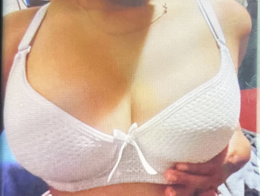 Jovencita desnuda, ricas tetas y vagina ?