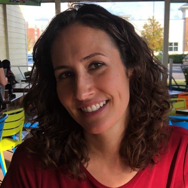 Art enthusiast Amanda makes some visual “art” by getting naked & fingering herself on the bus