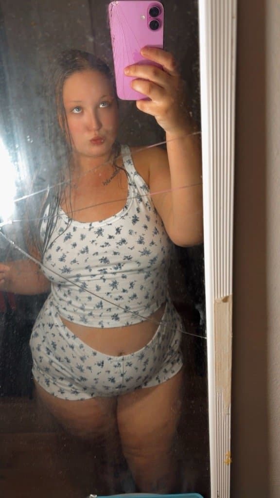 Thick ass white girl and her REAL SISTER , ex bf leaks her camera roll