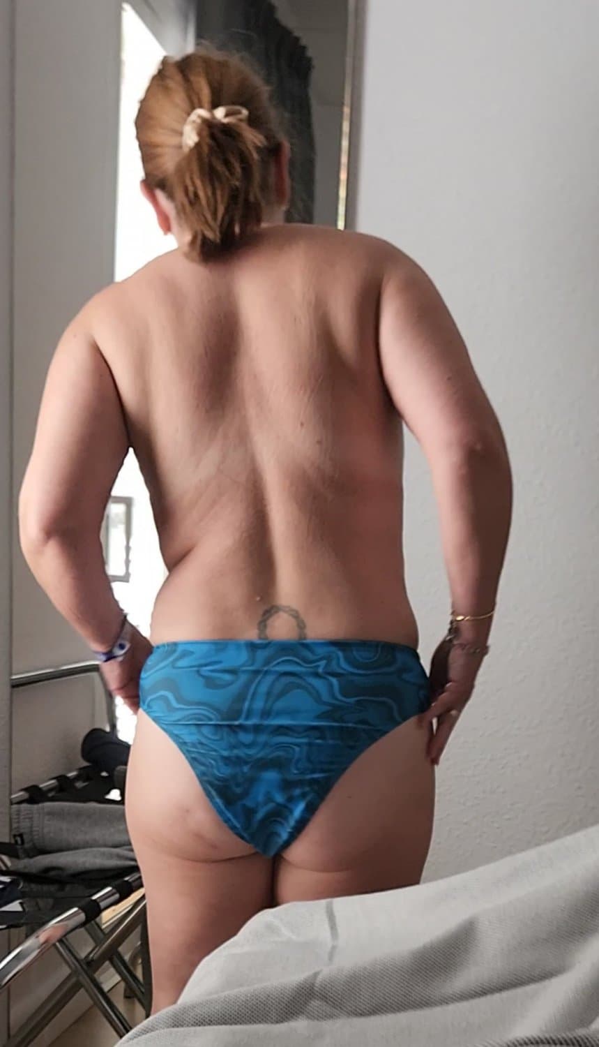 Mature amateur milf showing her chubby ass cheeks