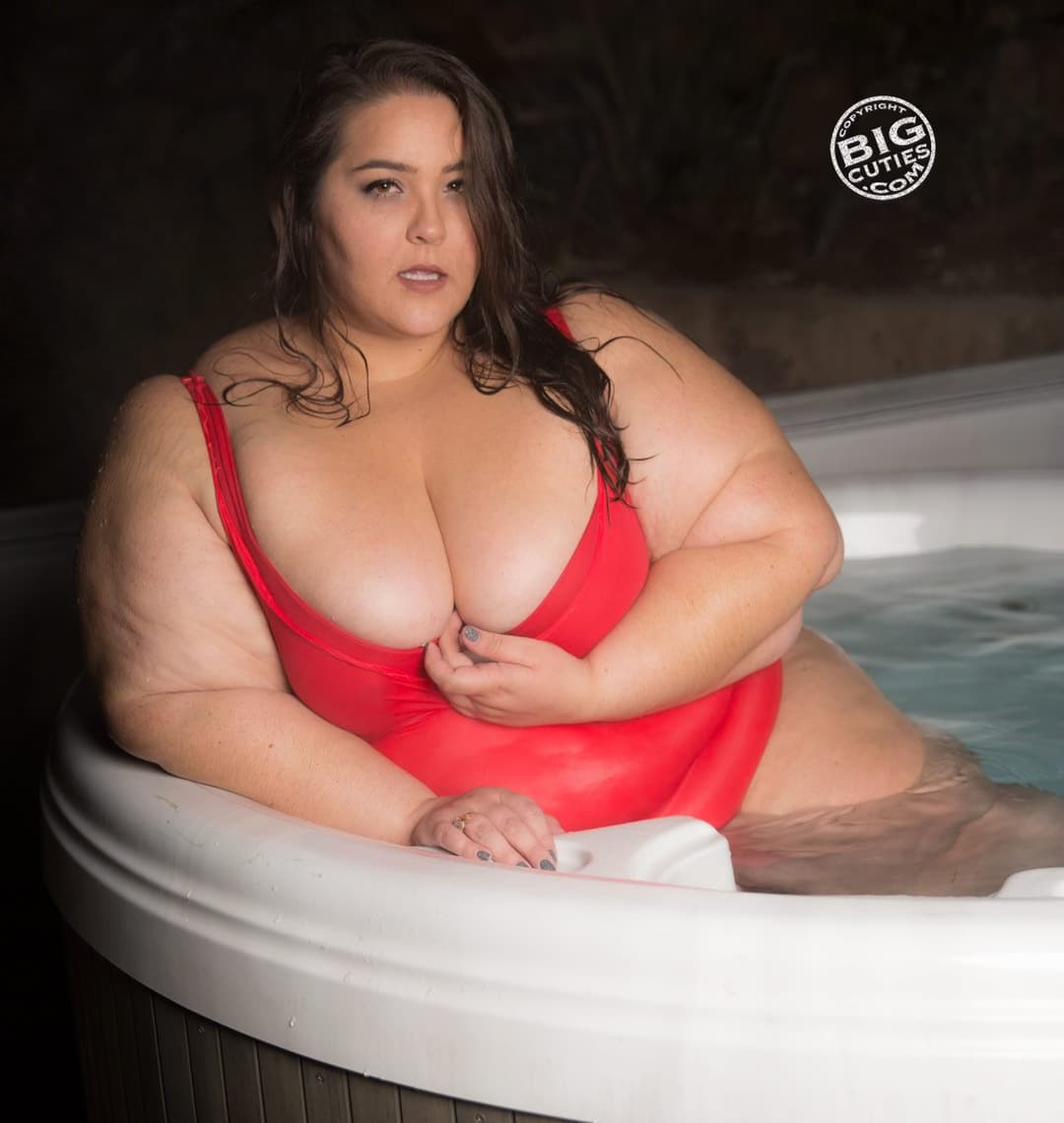 Click to view full size FAT GIRL SEXY JUICY RED APPLE