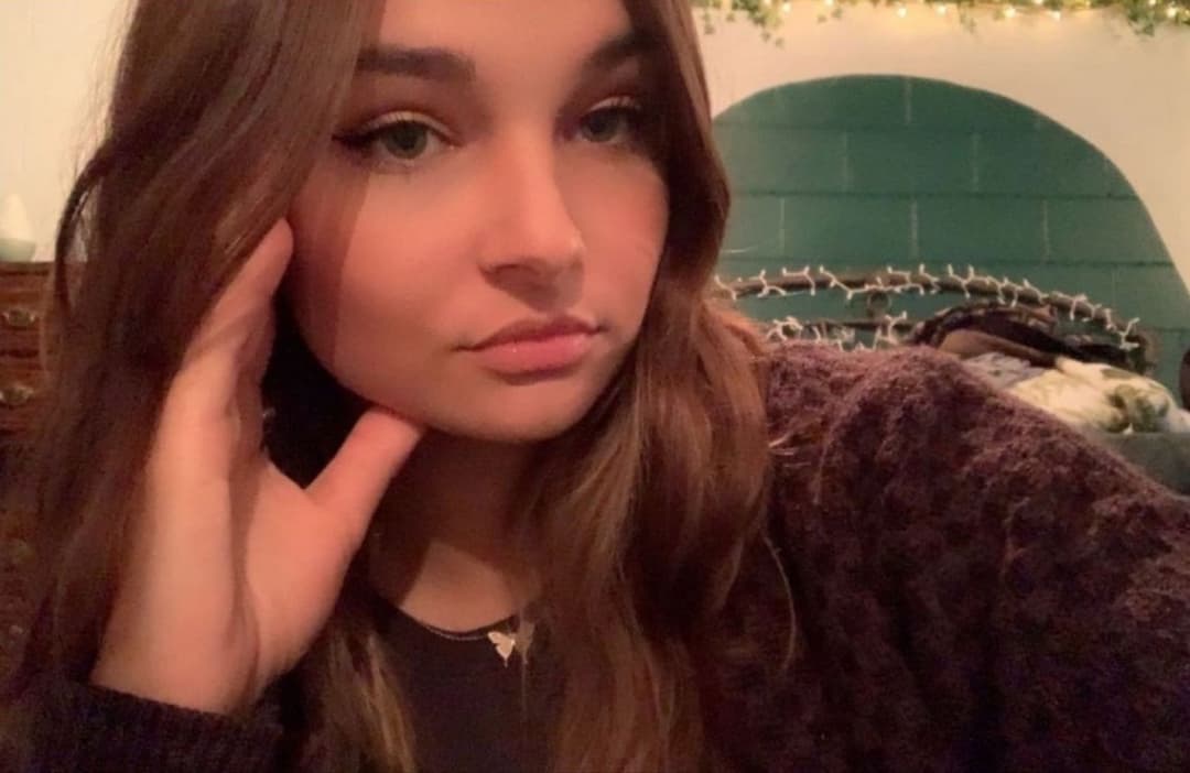 Ceriena likes to show off her sexy young body and cumface in her bikini