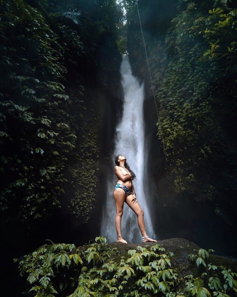 Influencer Hippie Queen with Natural Sexy Saggy Tits