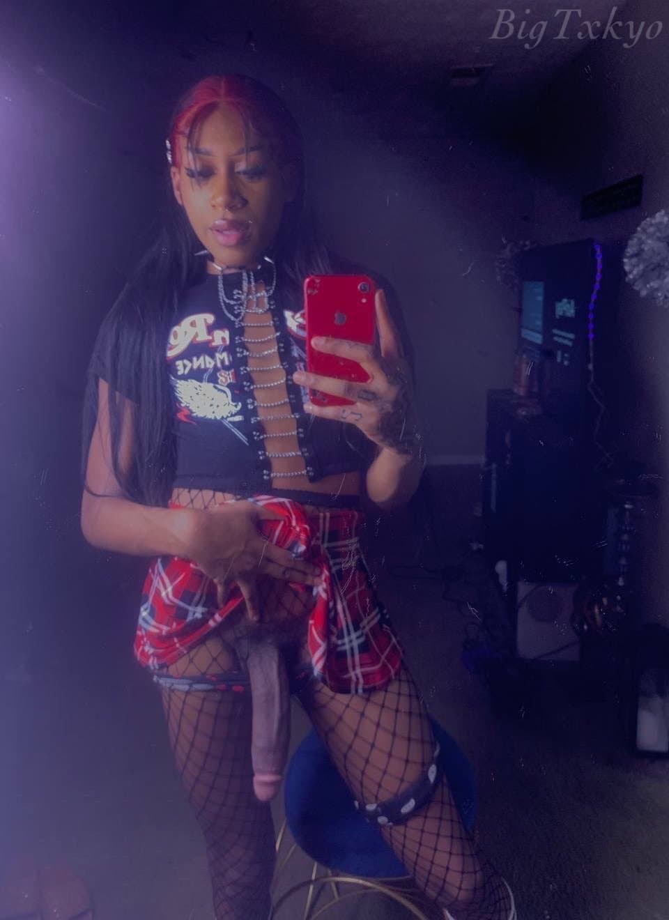 Lindas trans pauzuda de mini saia 01