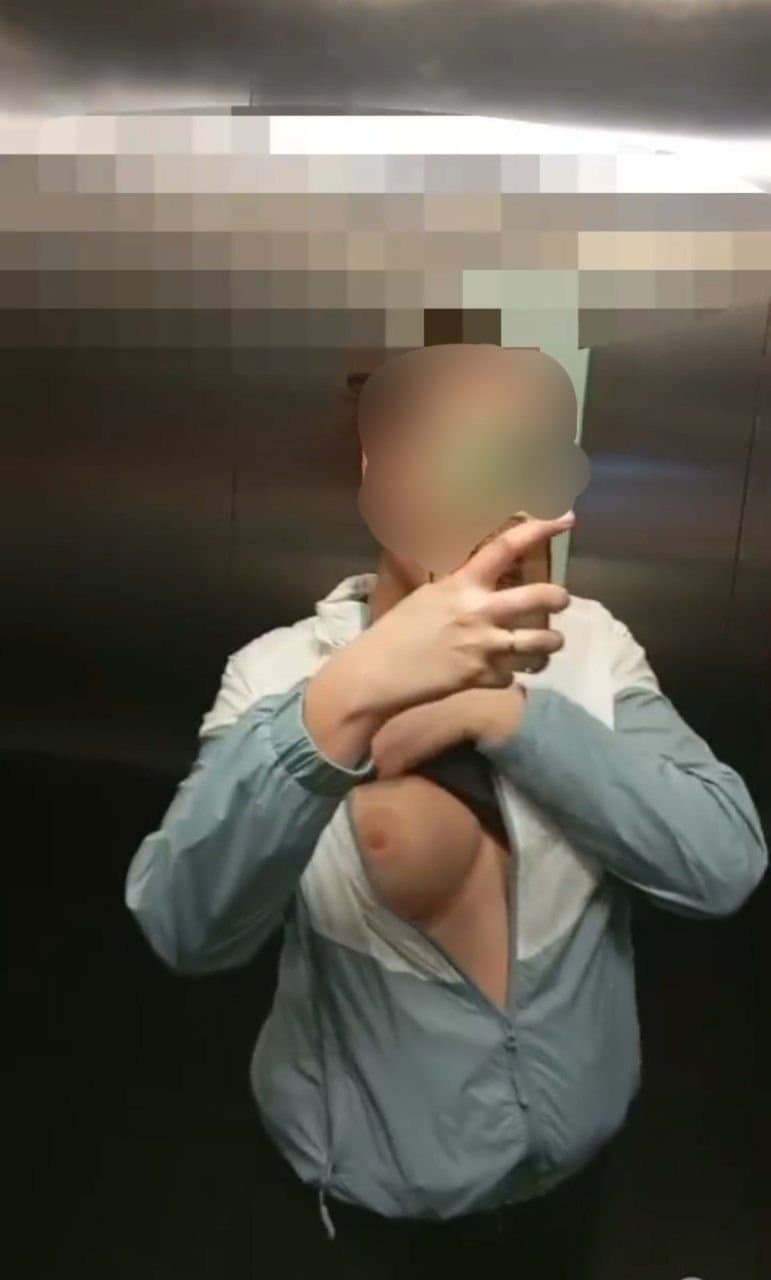 Minha esposa se exibindo no elevador da nossa casa!!! Reparem no G no braço da minha esposa.