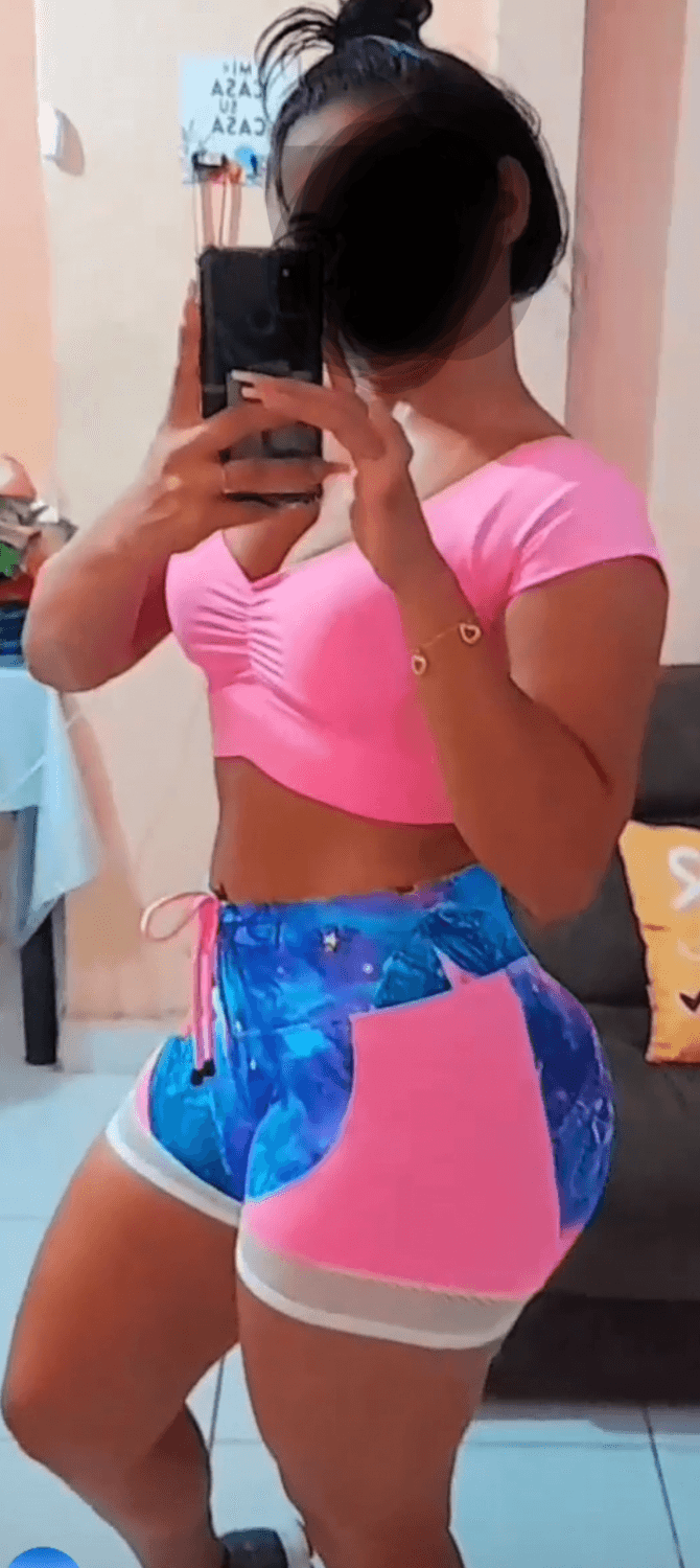 Tia gostosa, fica tão safada quando bebe uma cerveja. Sou doido pra chupa ela todinha essa gostosa?