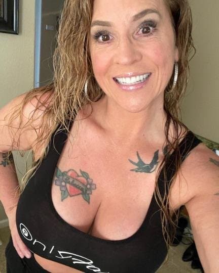 Smoking hot mature white milf mom madura tetona guera casero