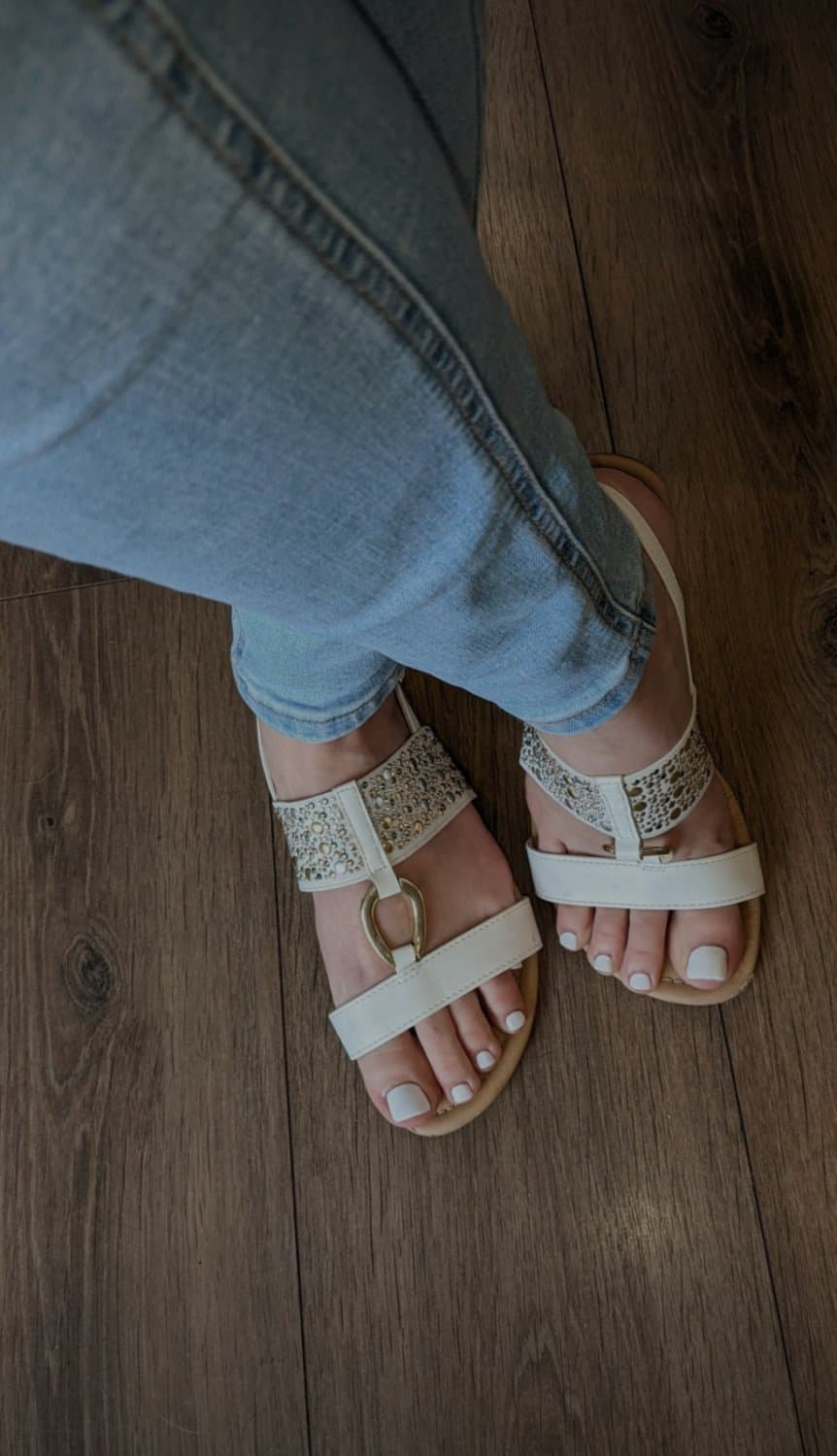 British MILF teases me with her feet