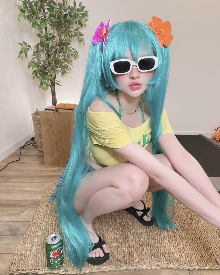 Cecilia Ichinose, 19, 5’2, 44kg Uk. Message me for the bitches number and more.