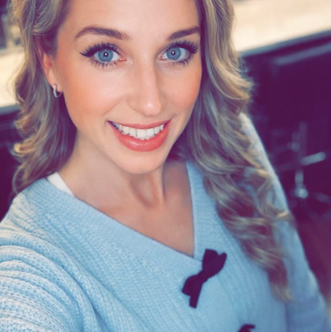 Kristin takes a break from waitressing to flash her nice titties & ass for the camera