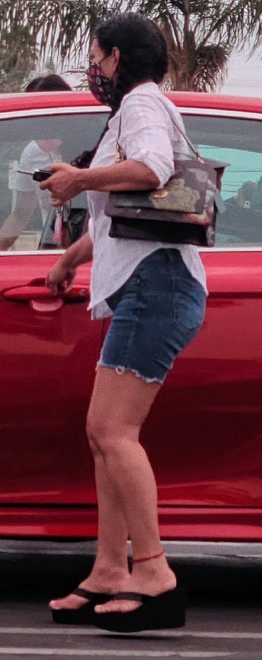 Latina MILF Dangling Platform Wedge Flip Flops Feet Spy Creepshots