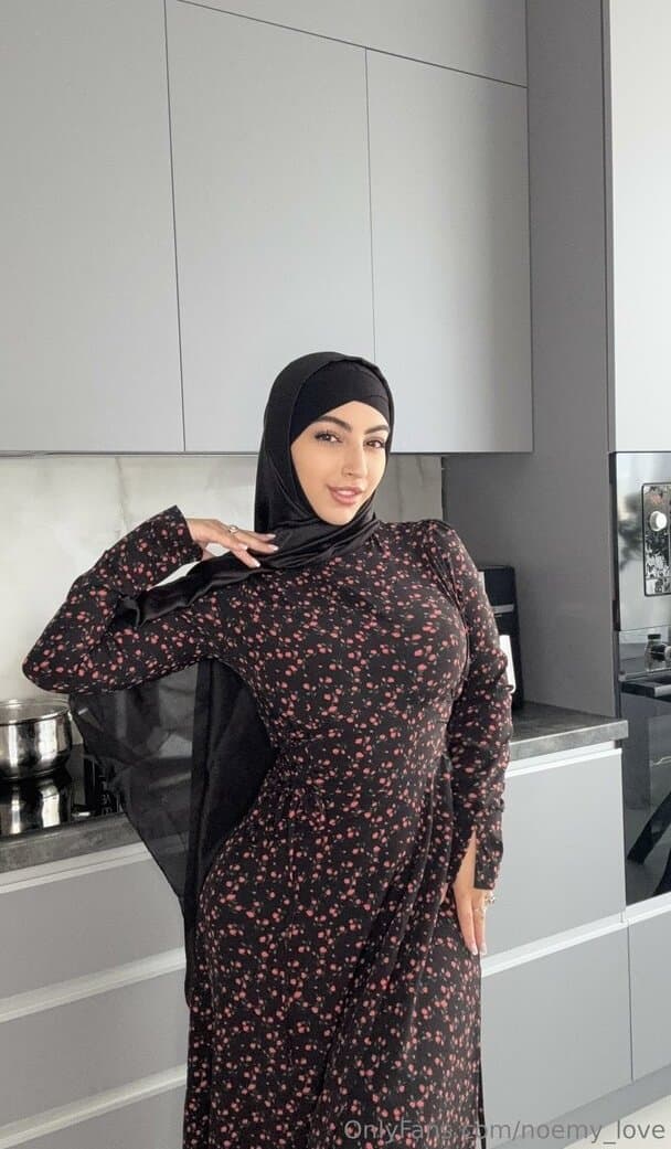 Noémy la plus grosse chienne arabe ?? ( Gros Seins - Gros Cul )