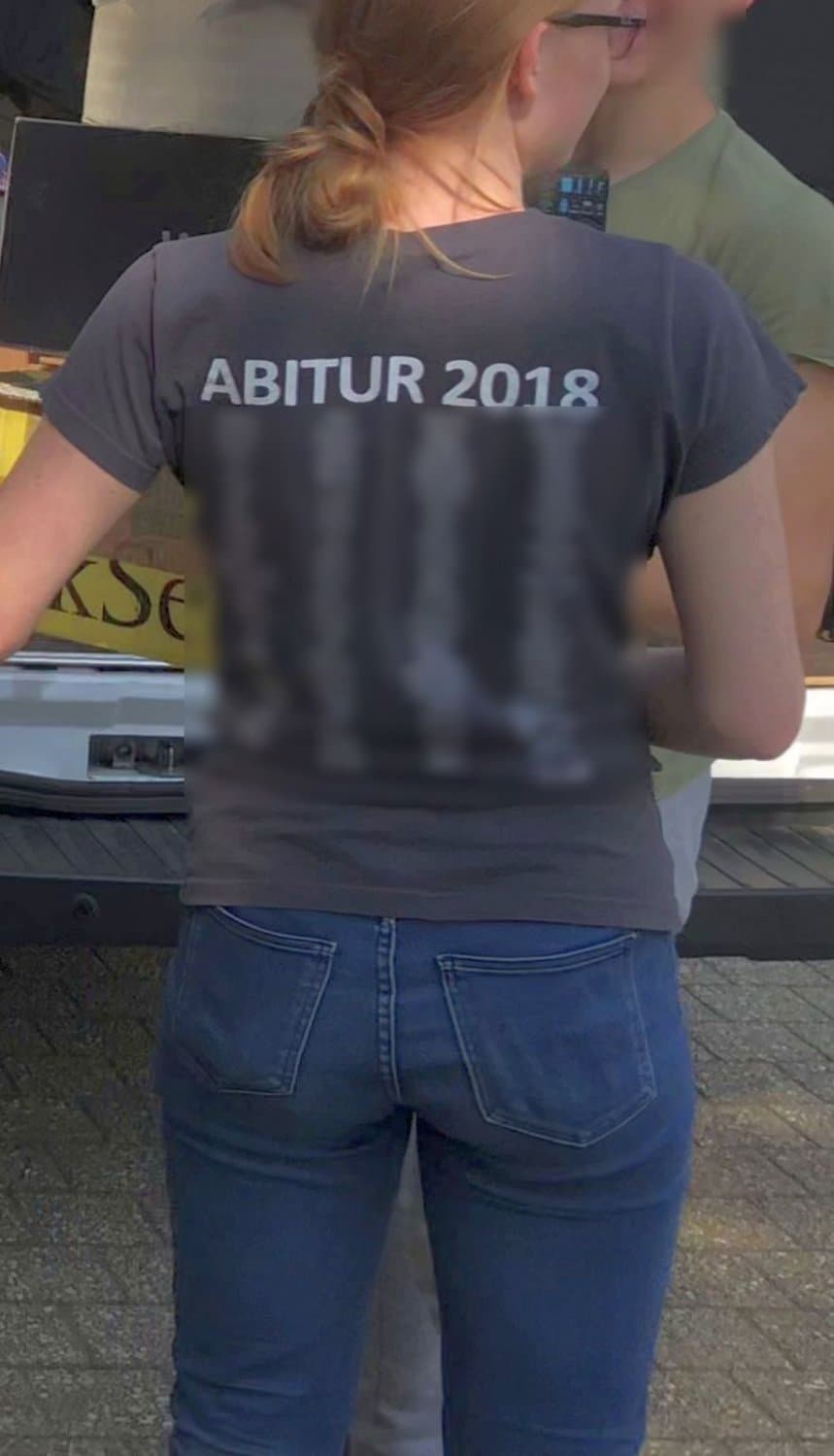 18yo friends daughter Ass in Jeans - Kleiner Abiturientinnen-Fickarsch in Jeans