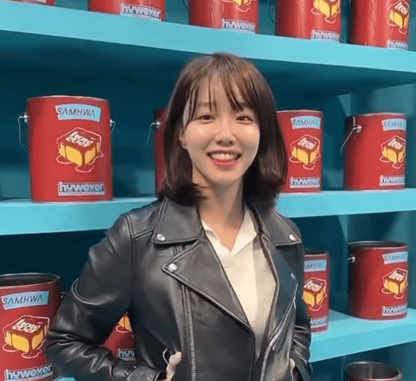 Korean influencer - black jacket 02 - AI